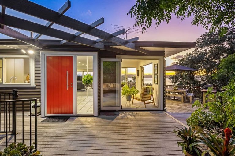 Photo of property in 1100a Whangaparaoa Road, Tindalls Beach, Whangaparaoa, 0930