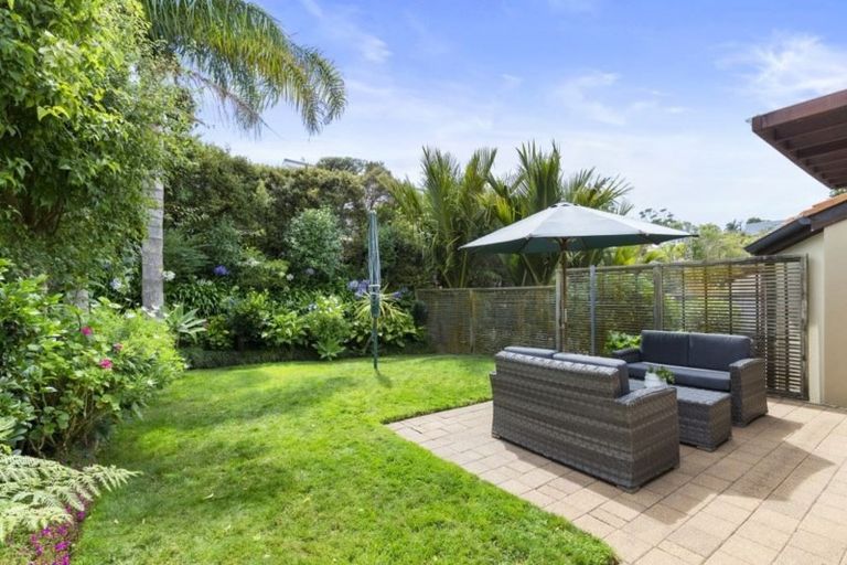 Photo of property in 9/8 Tobago Place, Sunnynook, Auckland, 0620