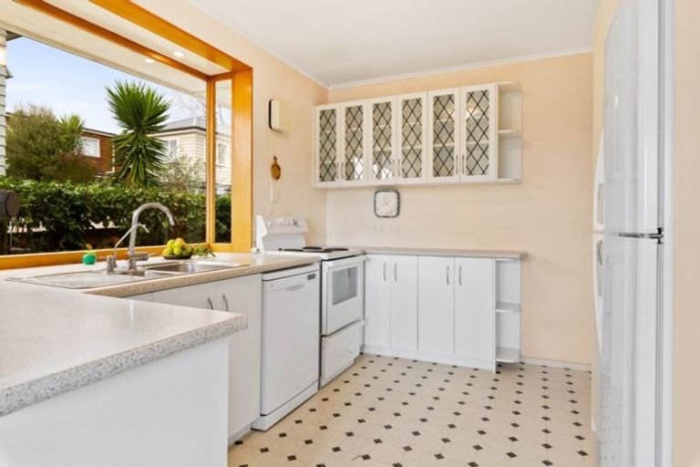 Photo of property in 10 Chapman Road, Te Atatu Peninsula, Auckland, 0610