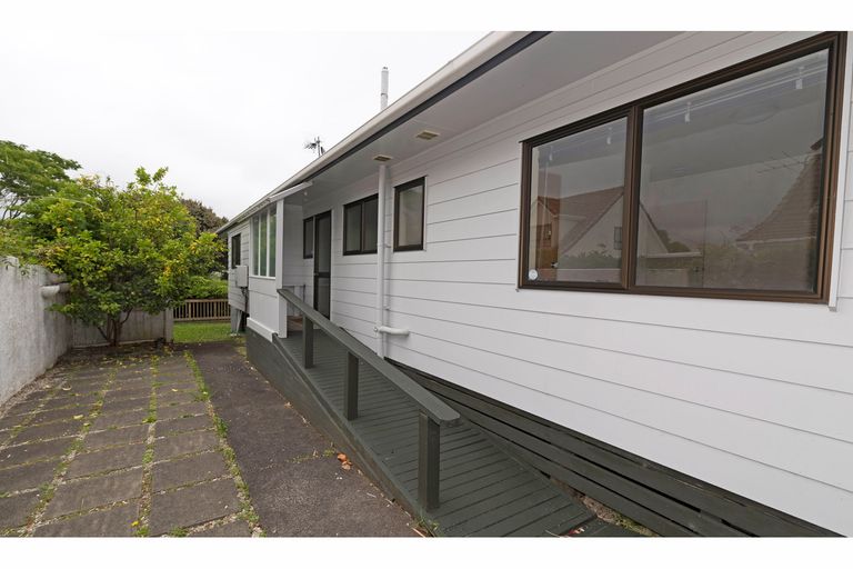 Photo of property in 2/36 Takapu Street, Henderson, Auckland, 0612
