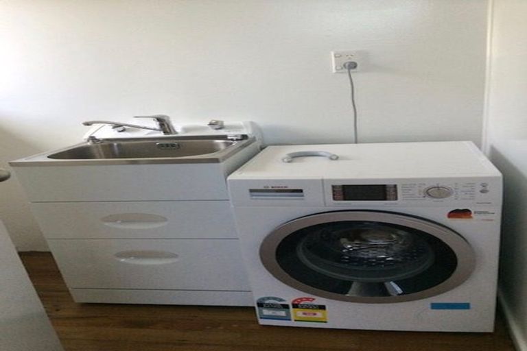 Photo of property in 9 Totaravale Drive, Totara Vale, Auckland, 0629