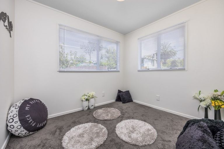 Photo of property in 3/144 Godley Road, Green Bay, Auckland, 0604