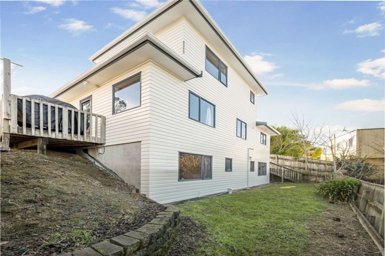 Photo of property in 29 Stewart Drive, Newlands, Wellington, 6037