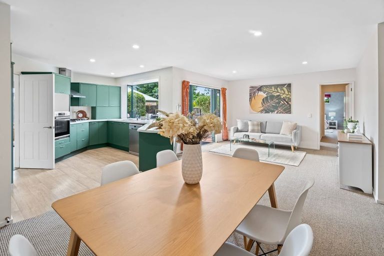 Photo of property in 21 Thornwood Place, Redwood, Christchurch, 8051