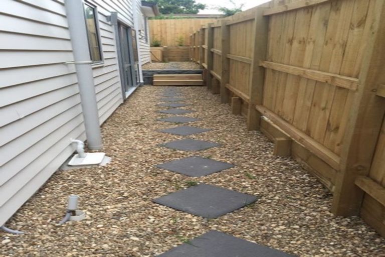 Photo of property in 615 Glenfield Road, Totara Vale, Auckland, 0629