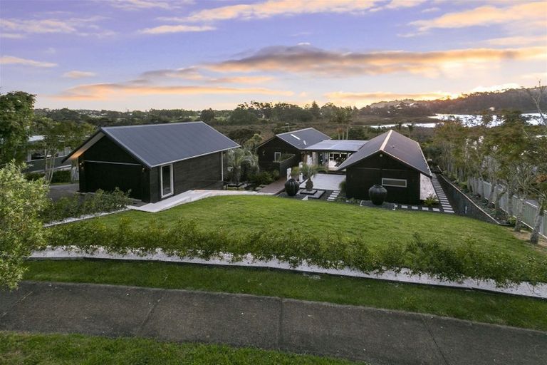 Photo of property in 6 Kerema Way, Schnapper Rock, Auckland, 0632