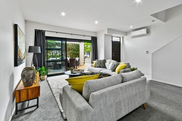 Photo of property in 27 Popokatea Drive, Takanini, 2112