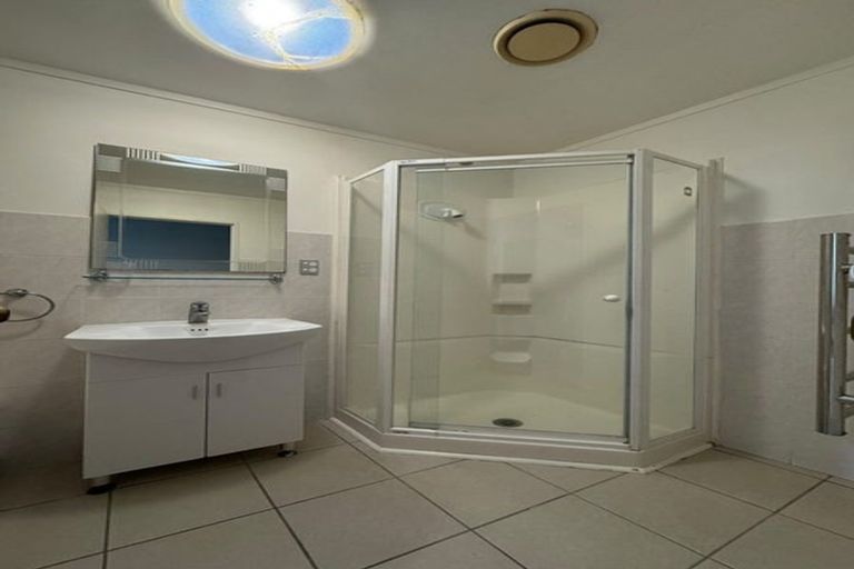 Photo of property in 25 Randwick Place, Randwick Park, Auckland, 2105