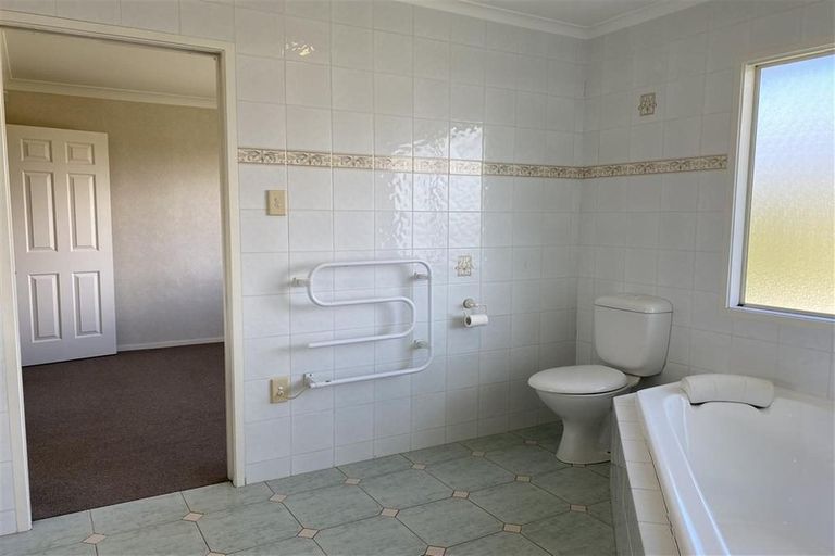 Photo of property in 11 Santa Ana Drive, Shamrock Park, Auckland, 2016