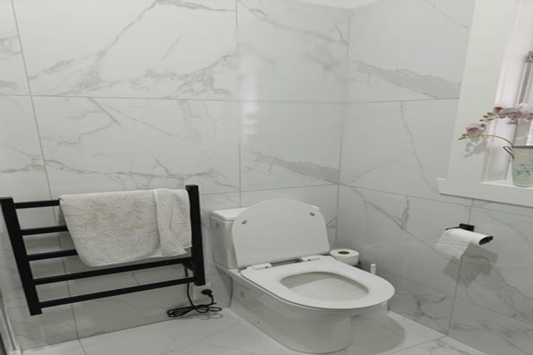 Photo of property in 105 Archibald Road, Kelston, Auckland, 0602