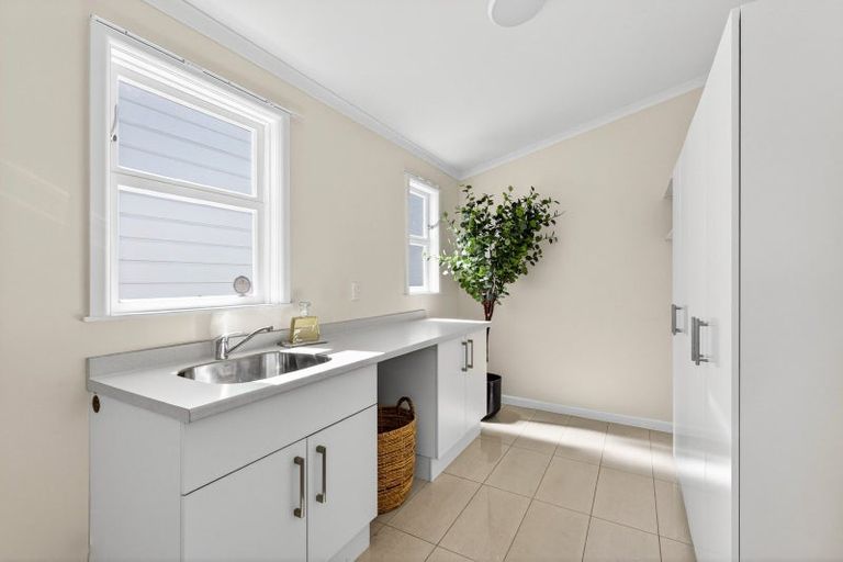 Photo of property in 9 Cobden Crescent, Bluff Hill, Napier, 4110