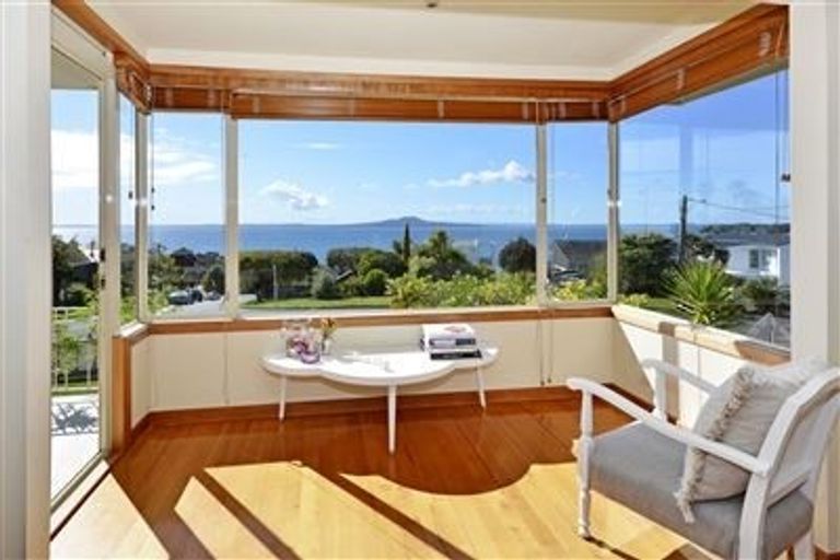Photo of property in 28 Churchill Road, Murrays Bay, Auckland, 0630