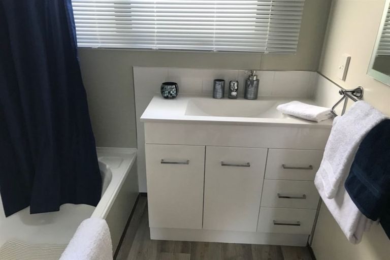 Photo of property in 1/4 Hanson Place, West Harbour, Auckland, 0618