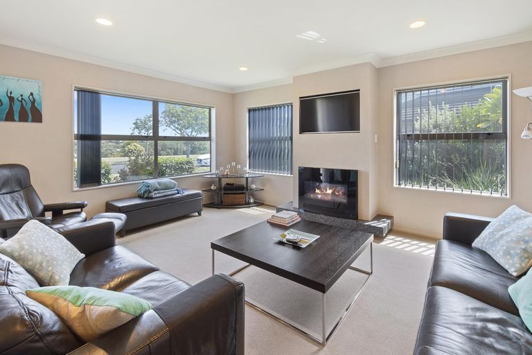 Photo of property in 54 Aberdeen Crescent, Wattle Downs, Auckland, 2103