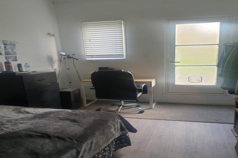 Photo of property in 15 Barker Rise, Northcross, Auckland, 0632