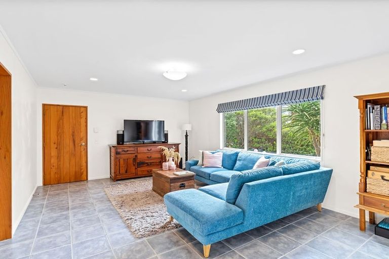 Photo of property in 18 Marram Way, Peka Peka, Waikanae, 5391