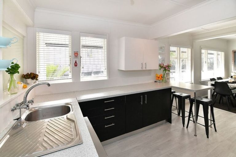 Photo of property in 19 Vipond Road, Stanmore Bay, Whangaparaoa, 0932