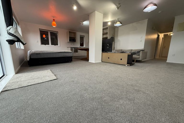 Photo of property in 117 Pupuke Road, Northcote, Auckland, 0627