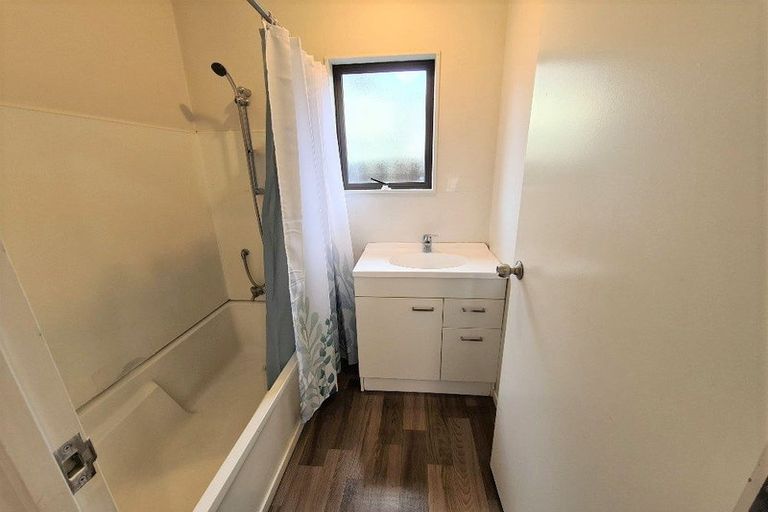 Photo of property in 28 Beauchamp Drive, Massey, Auckland, 0614