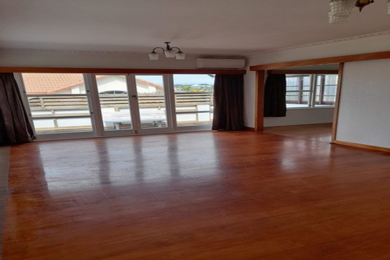 Photo of property in 2/73 Deep Creek Road, Waiake, Auckland, 0630