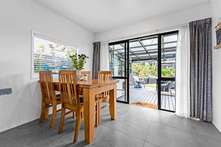 Photo of property in 3 Denarius Lane, Glendene, Auckland, 0602