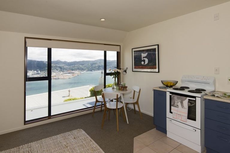 Photo of property in 4a Robieson Lane, Roseneath, Wellington, 6011