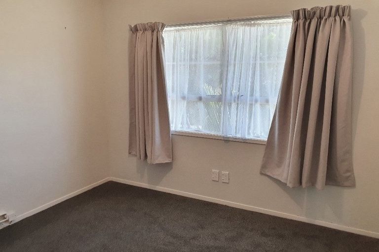 Photo of property in 33 Claverdon Drive, Massey, Auckland, 0614