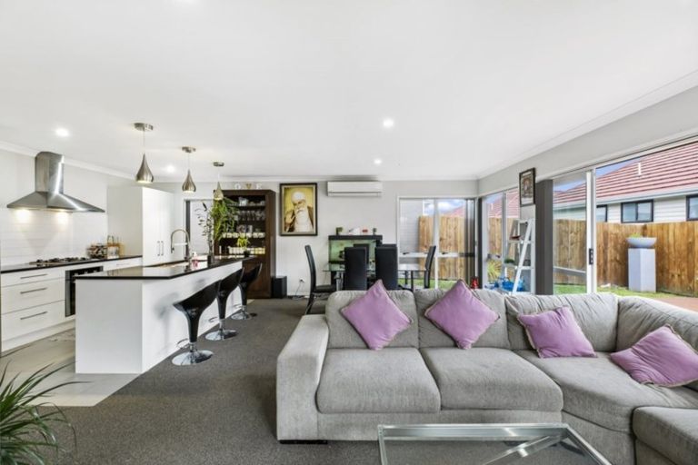 Photo of property in 92 Popokatea Drive, Takanini, 2112