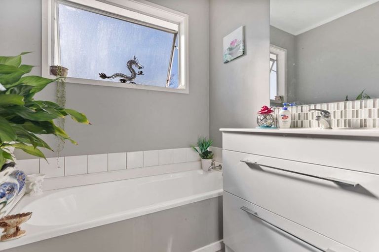 Photo of property in 19a Pohutukawa Drive, Owhata, Rotorua, 3010