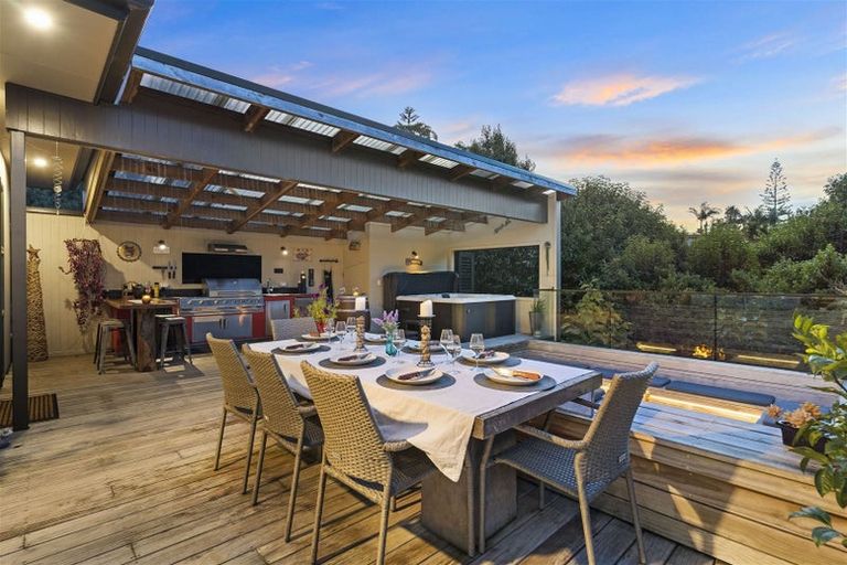 Photo of property in 16 Renlee Place, Shelly Park, Auckland, 2014