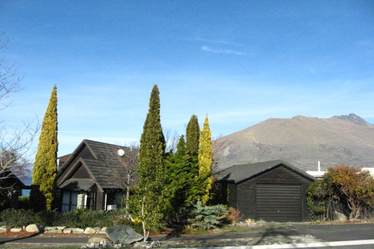 Photo of property in 54 Cedar Drive, Kelvin Heights, Queenstown, 9300