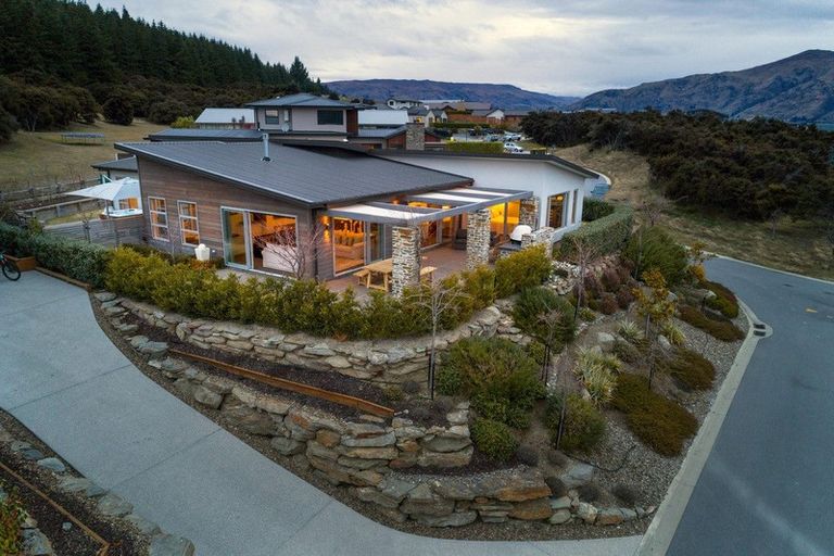 Photo of property in 16 Edgewood Place, Wanaka, 9305