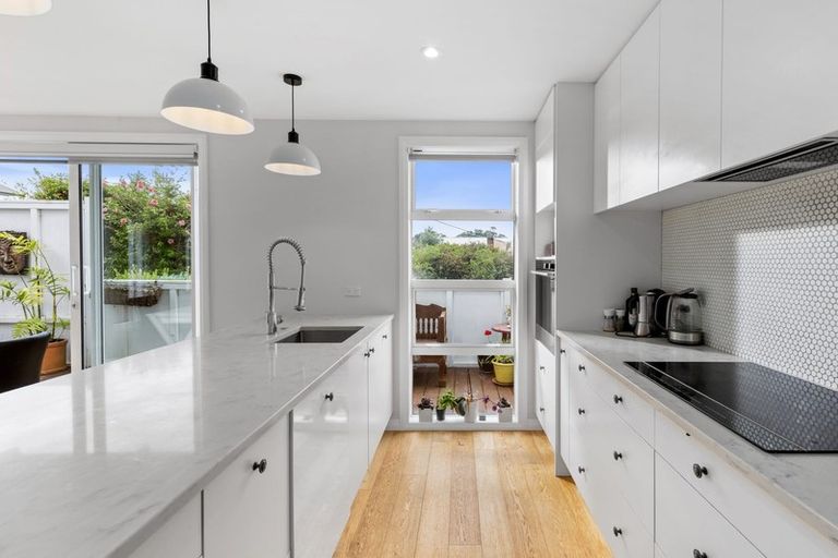 Photo of property in 2/39 Old Lake Road, Narrow Neck, Auckland, 0624