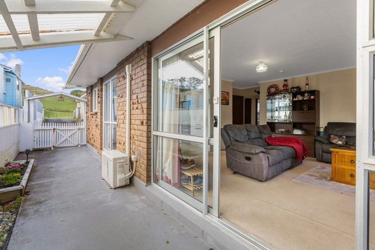 Photo of property in 82 Pioneer Road, Moturoa, New Plymouth, 4310
