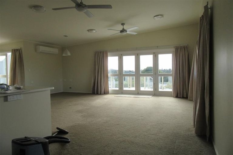 Photo of property in 117a Carlisle Road, Northcross, Auckland, 0632