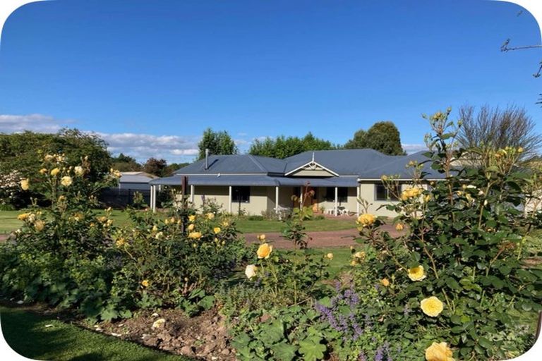 Photo of property in 20 Paraekaretu Street, Hunterville, 4730