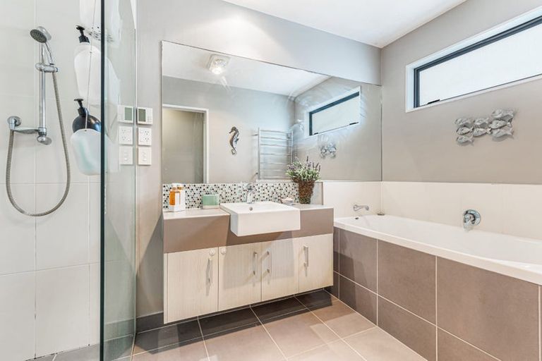 Photo of property in 1 Gavinike Place, Waimauku, 0812