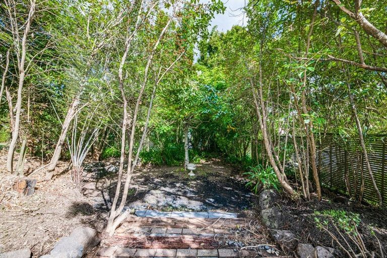 Photo of property in 2/84a Avonleigh Road, Green Bay, Auckland, 0604