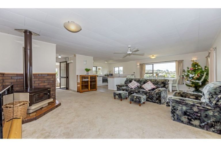 Photo of property in 76a Brian Crescent, Stanmore Bay, Whangaparaoa, 0932