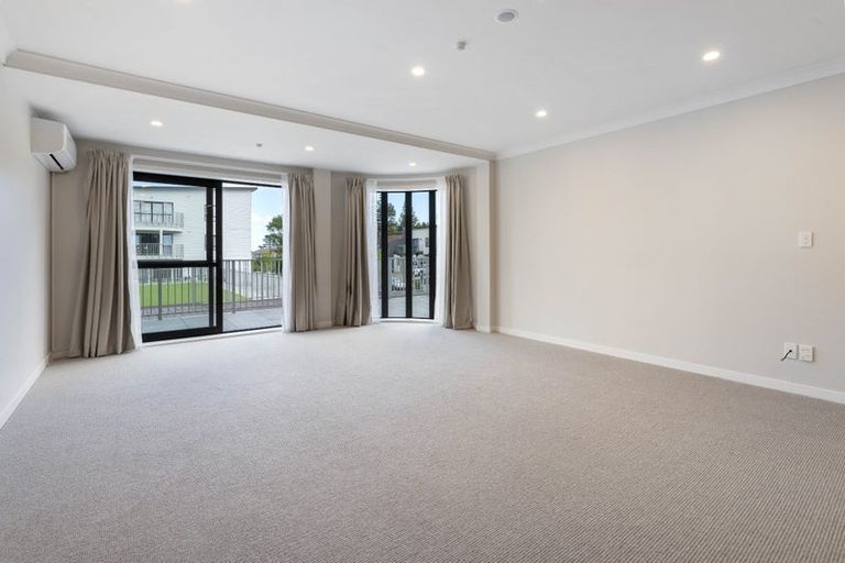 Photo of property in 2/132 Stancombe Road, Flat Bush, Auckland, 2016