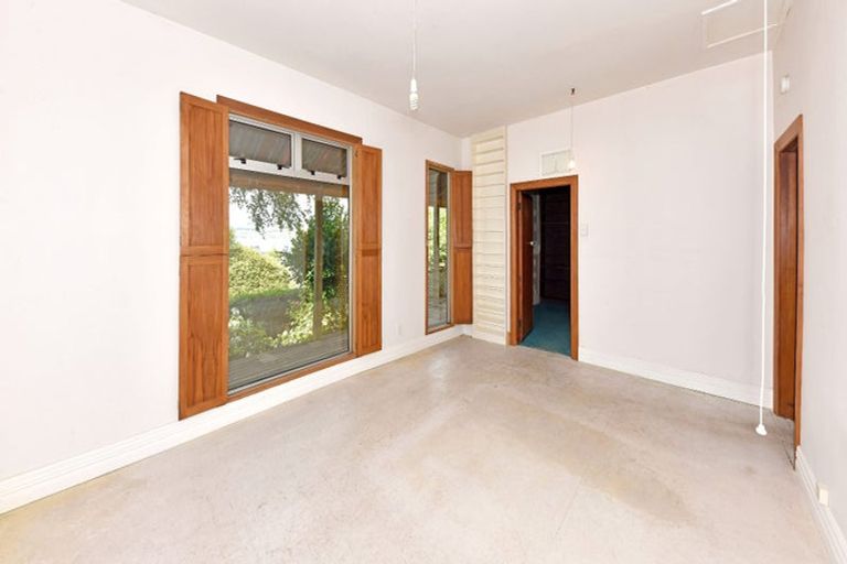 Photo of property in 16 Ripon Street, Lyttelton, 8082