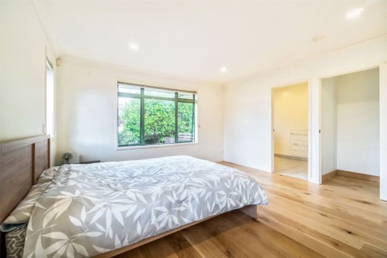 Photo of property in 32 Woodridge Avenue, Northcross, Auckland, 0630
