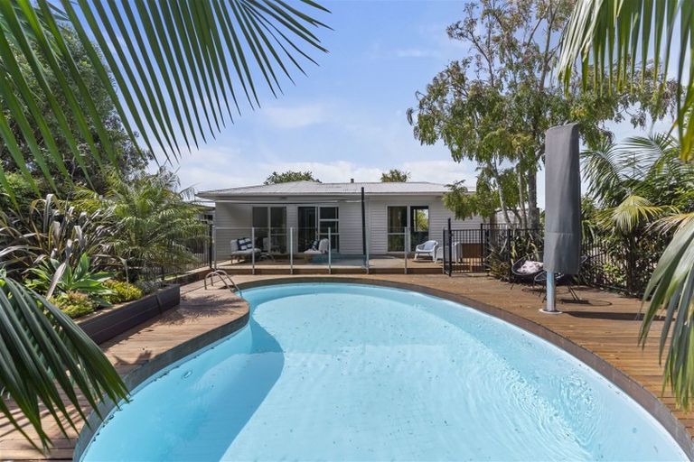 Photo of property in 22 Bayside Avenue, Te Atatu Peninsula, Auckland, 0610