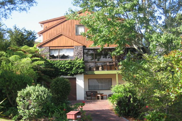 Photo of property in 11 Hebe Place, Birkenhead, Auckland, 0626