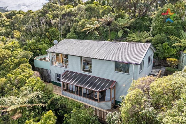 Photo of property in 2 Singers Road, Korokoro, Lower Hutt, 5012