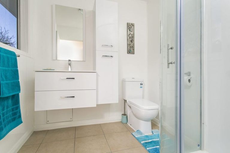 Photo of property in 17 Cunliffe Place, Glenfield, Auckland, 0629