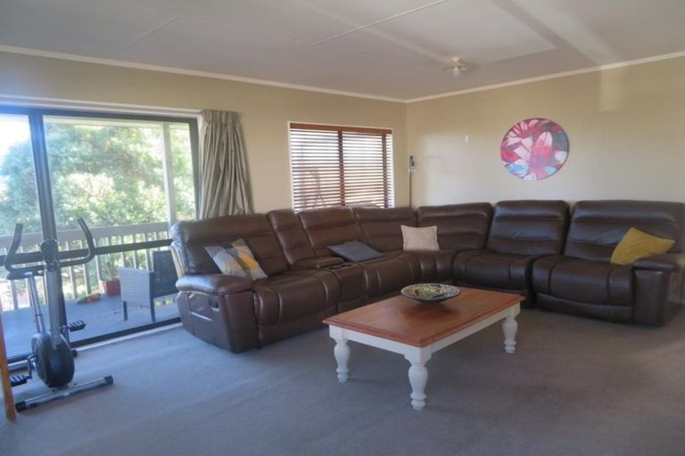 Photo of property in 17 Dargle Way, Island Bay, Wellington, 6023