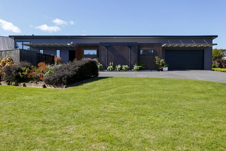 Photo of property in 2 Cabbage Tree Grove, Kinloch, Taupo, 3377