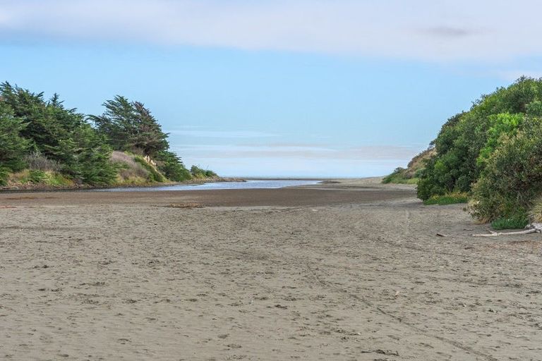 Photo of property in 21 Manga-pirau Street, Waikawa Beach, Manakau, 5573