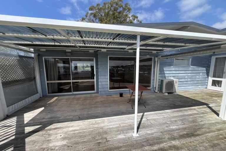 Photo of property in 20 Tawhana Crescent, Red Beach, 0932